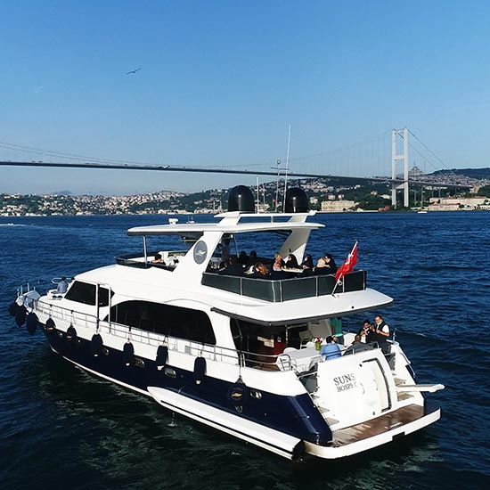 Romantic Nights in Istanbul: Why a Bosphorus Dinner Cruise Is the Perfect Experience for Couples